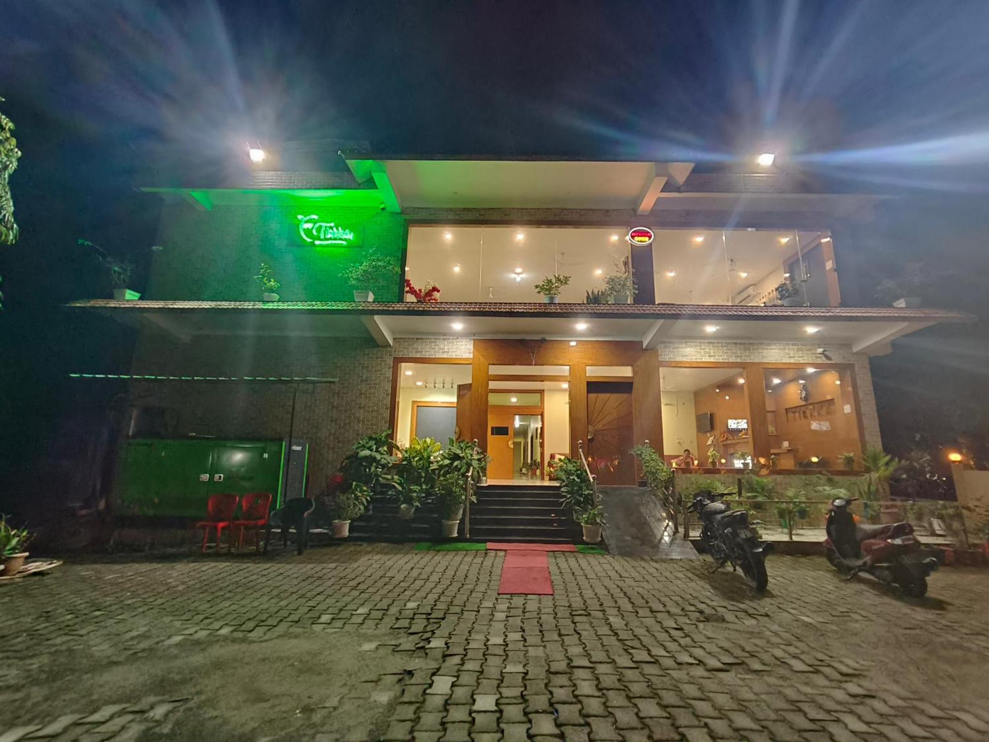 Tierra Hotel Cum Restaurant Казиранга Экстерьер фото