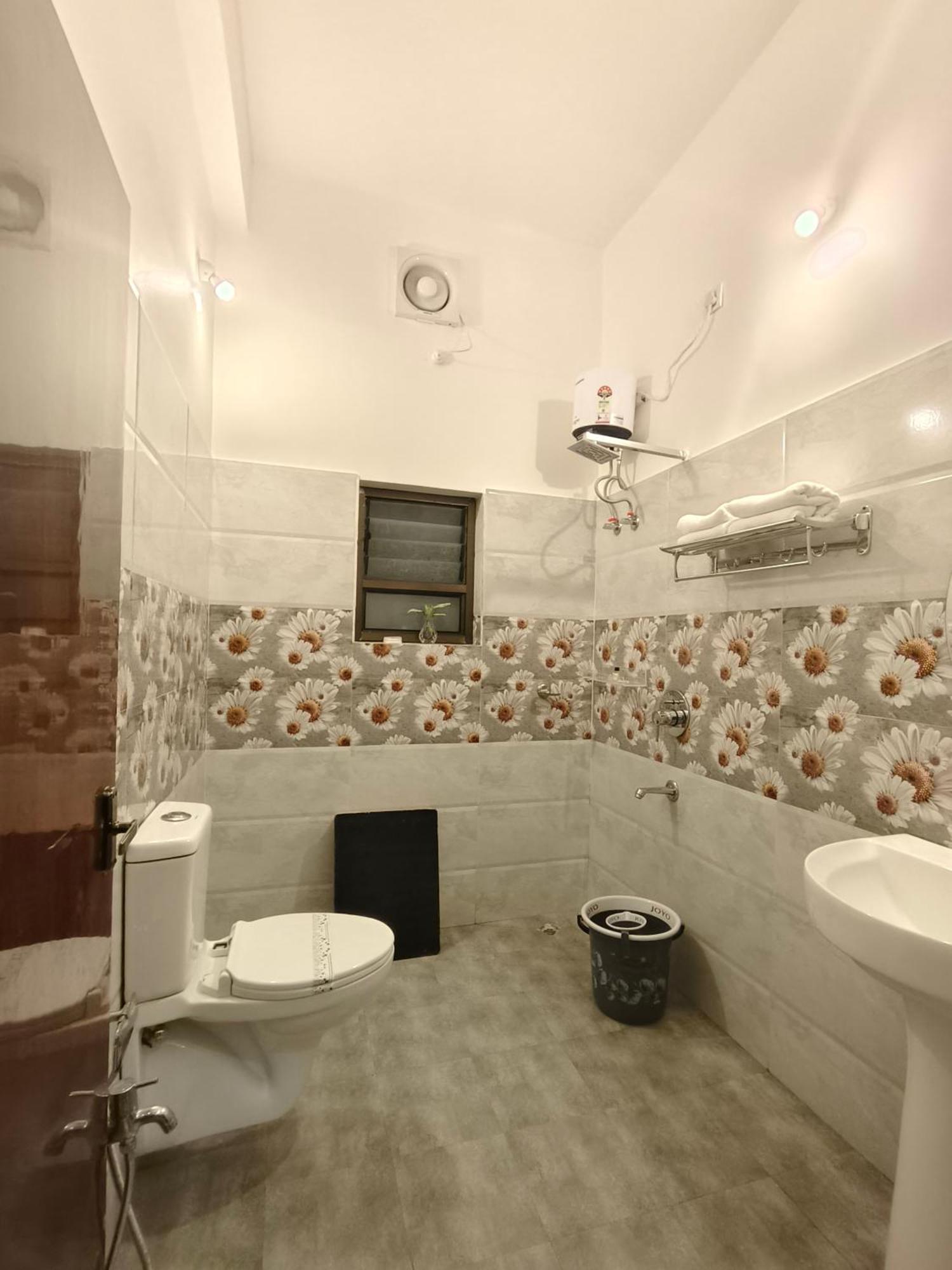 Tierra Hotel Cum Restaurant Казиранга Экстерьер фото